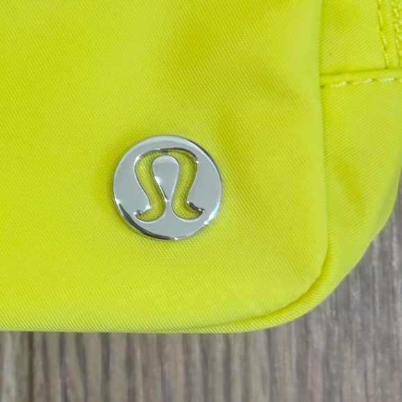NWT Lululemon Everywhere Belt Bag In Daisy Glow - Picture 4 of 10